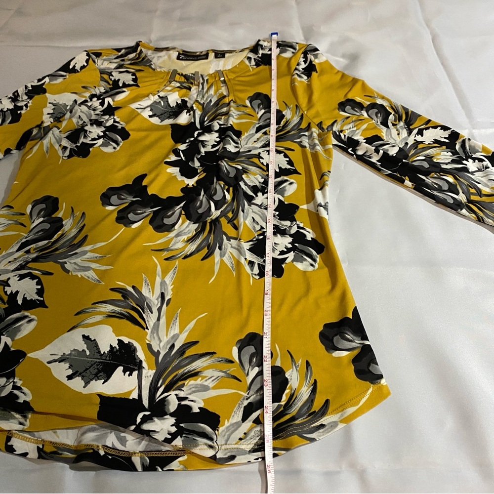 7th Avenue NY&Co Mustard Floral Keyhole Top | 3/4 Sleeve | Small - Picture 7 of 14